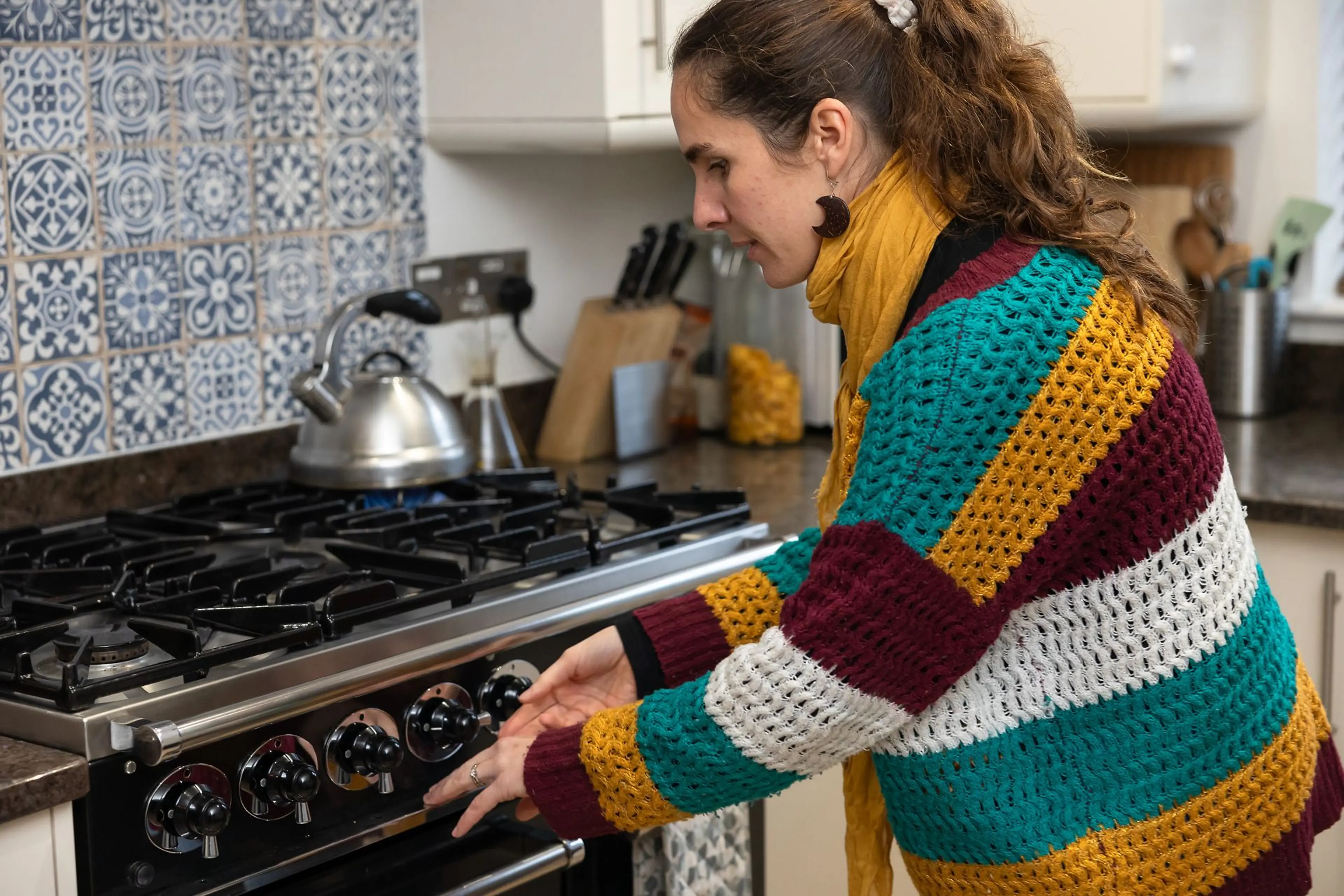 Alba operates her cooker at home.