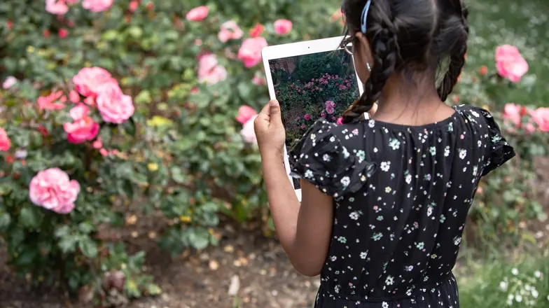 Sareenah using iPad to take a picture